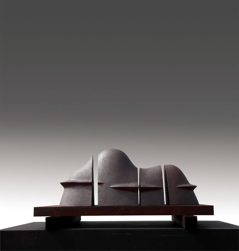 楊元太　如如二　2010　陶、鐵　38×91×45cm（攝影／邱樑城、邱德興；王怡文提供）