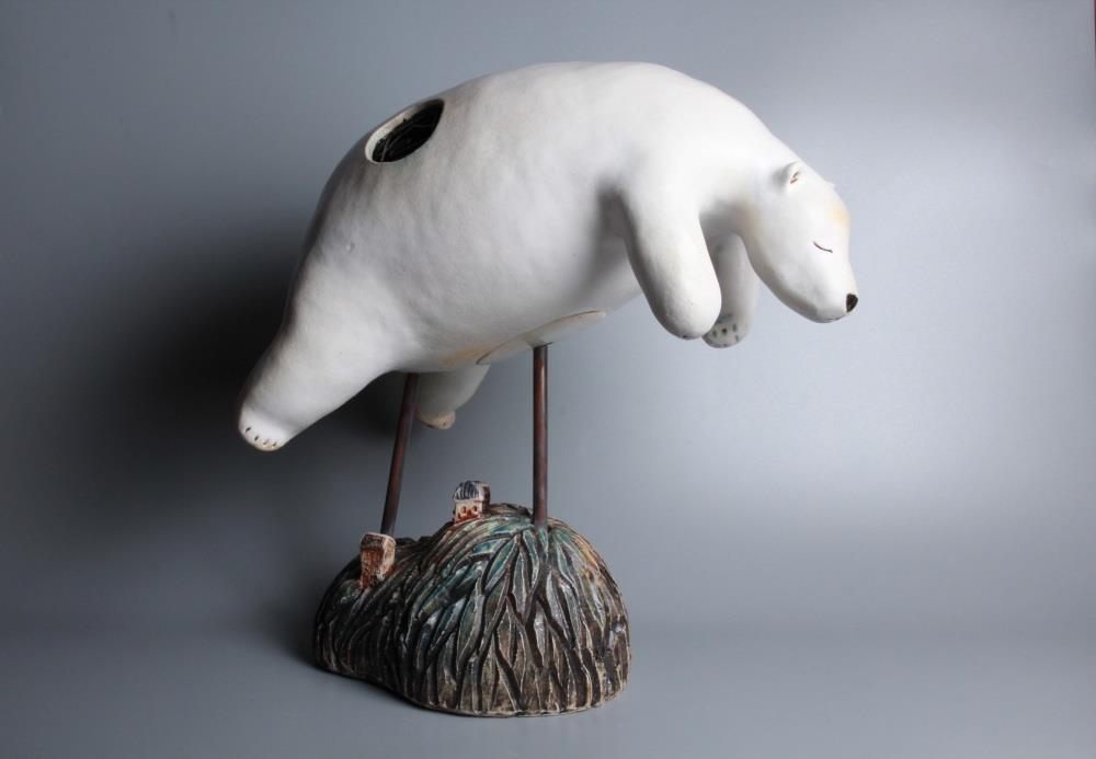 浮光行旅—碎冰之境　2025　陶瓷、電子配件　42 x 26 x 40cm