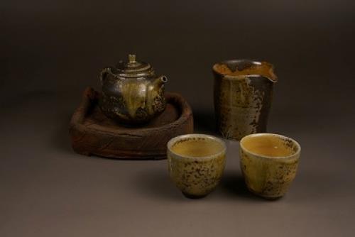 吳孟哲　茶具組　2023　（茶壺）11.5×8×8.5cm　以鳳凰窯裸燒；攝氏1300度；燒製時放於窯中間，封窯有持續緩降溫，產生消光的效果。