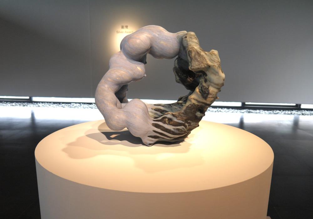 銀獎作品， 黃婧（中國），回#12 ，2023，釉彩中高溫陶土、手塑成形、土條成形、多次燒成、電窯1220度，47 x 32 x 46 cm 