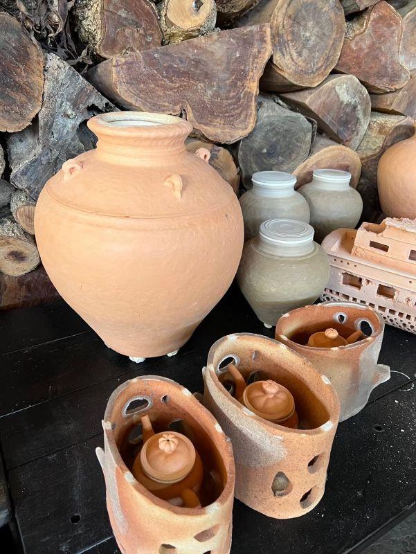 李懷錦的茶壺放入自製窯道具內，準備入窯。（李懷錦提供）