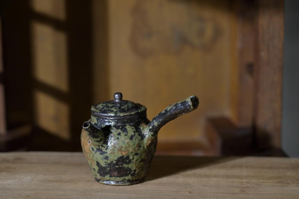 陳芳蘭　壺側把壺　2024　手捏製作 瓦斯窯還原燒　8.5cm×10.3cm×7cm