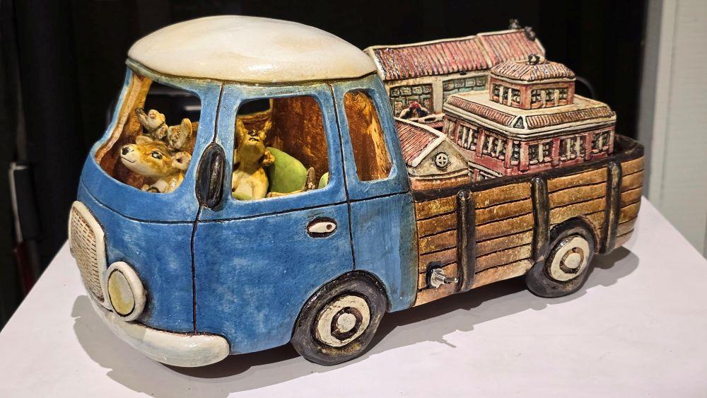 宋立　方舟計畫 — 消失的巷弄　2024　陶瓷、電子配件、銅件　39 x 21 x 20cm