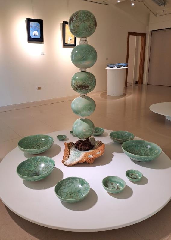 ７林妙芳　海潮音．珍珠　2025　瓷、陶、斷熱磚、色釉、綠桔結晶釉　155×155×148 cm (共11件)