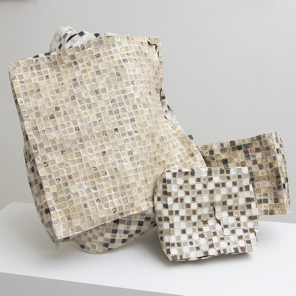 黃曉茹　移動的長方—疊合—2　2024　陶瓷（紙漿土、釉）　52x63x37cm（圖╱土星工作室提供）