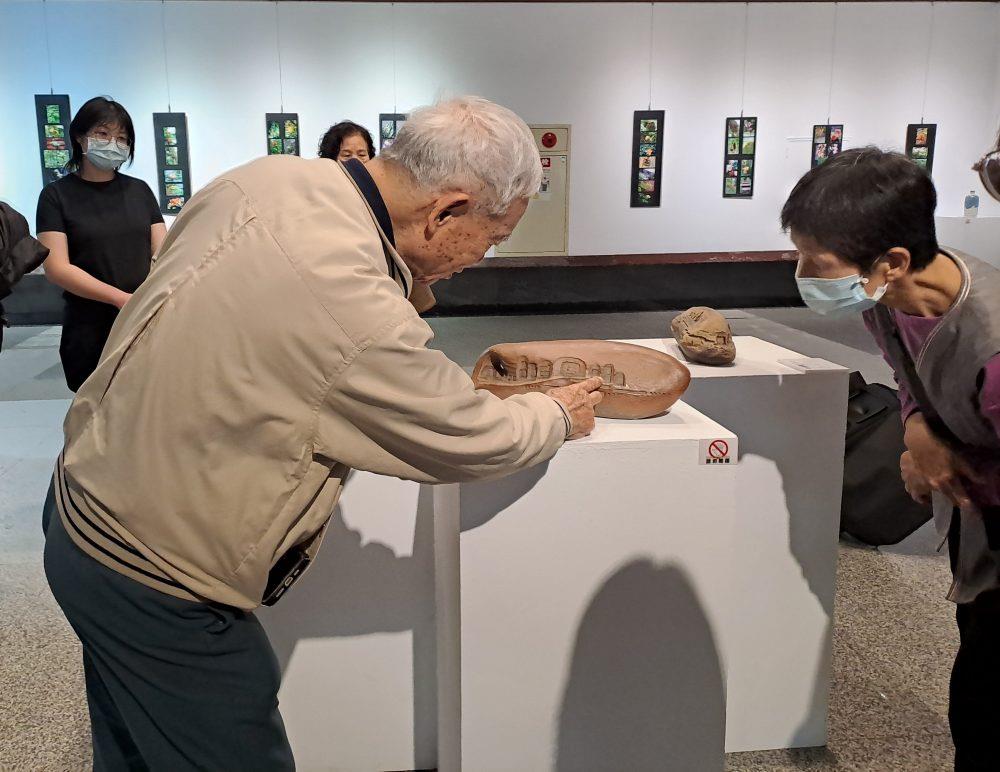 蔡榮祐於現場解說〈石窟頌〉作品