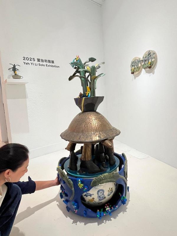 葉怡利，龜遊記事_02 山海間遇狸貓，陶瓷、塑膠玩具、自創音樂，2023。本作利用轉心瓶概念創作。