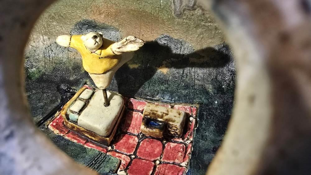 漂浮家園（細部）　2025　陶瓷、電子配件　40 x 30 x 30cm