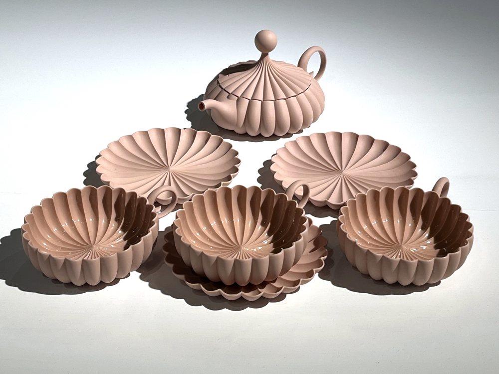 日本藝術家高橋生華的作品〈茶器〉，2022，瓷土 翻模成形 電窯1235度，36x36x9cm